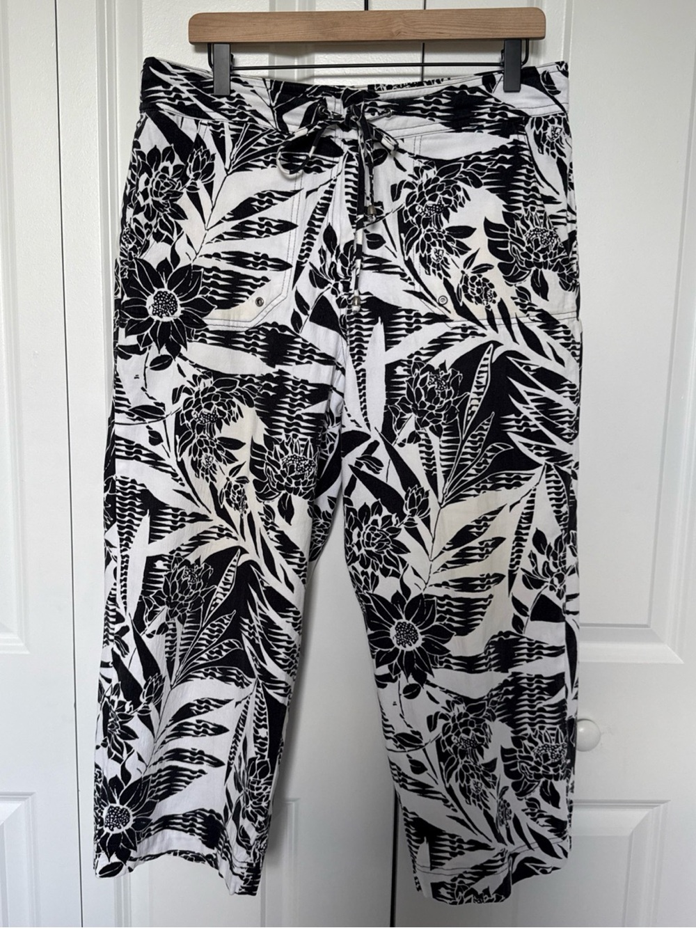 Chicos Capri Drawstring Pants Black and White Flower Geometric Print Size 2.5